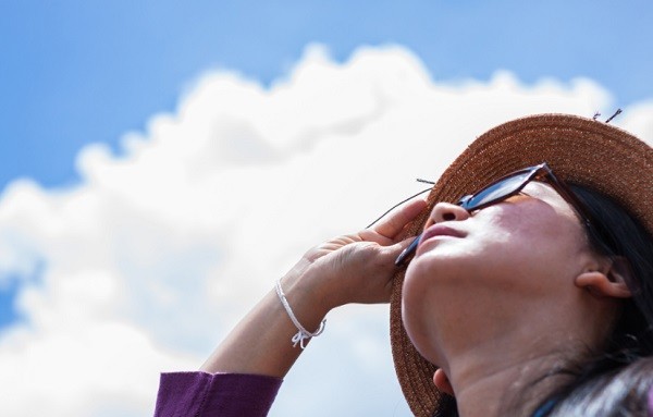 Các tia bức xạ trong ánh nắng mặt trời khiến da có nguy cơ bị nám