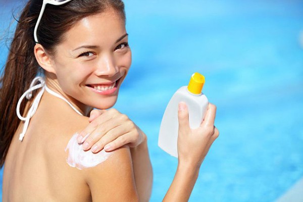 Đừng quên thoa kem chống nắng để bảo vệ làn da tối đa