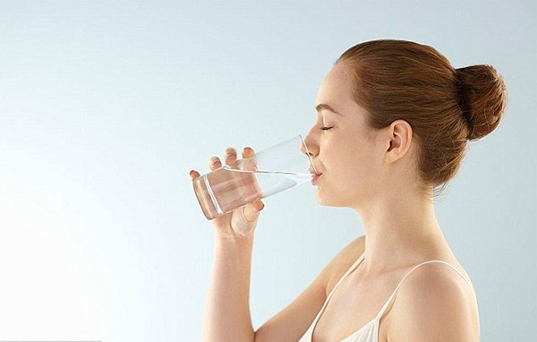 Uống đủ nước mỗi ngày để làn da mềm mại, mịn màng