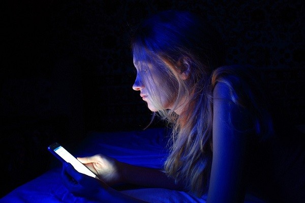 Ánh sáng xanh từ màn hình máy tính, smartphone sẽ tạo những tác động xấu lên da