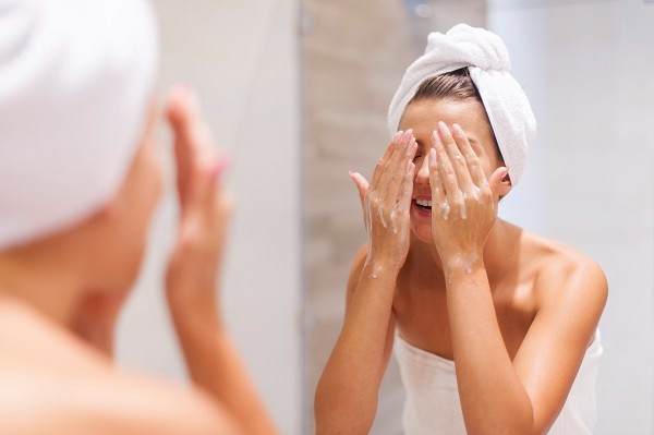 Làm sạch da đều đặn mỗi ngày một cách kỹ lưỡng nhưng nhẹ nhàng là nguyên tắc quan trọng trong việc phục hồi da sau mụn