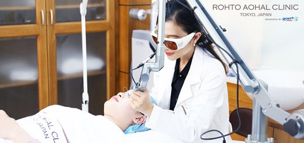 Hình ảnh khách hàng đang điều trị, phục hồi da sau mụn với công nghệ Laser Q-Switched tại ROHTO AOHAL CLINIC