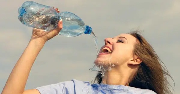 Uống đủ nước mỗi ngày giúp ngăn ngừa lão hóa