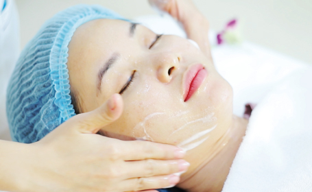 Làm sạch da mặt trước khi bắt đầu liệu trình trẻ hóa da bằng công nghệ HIFU